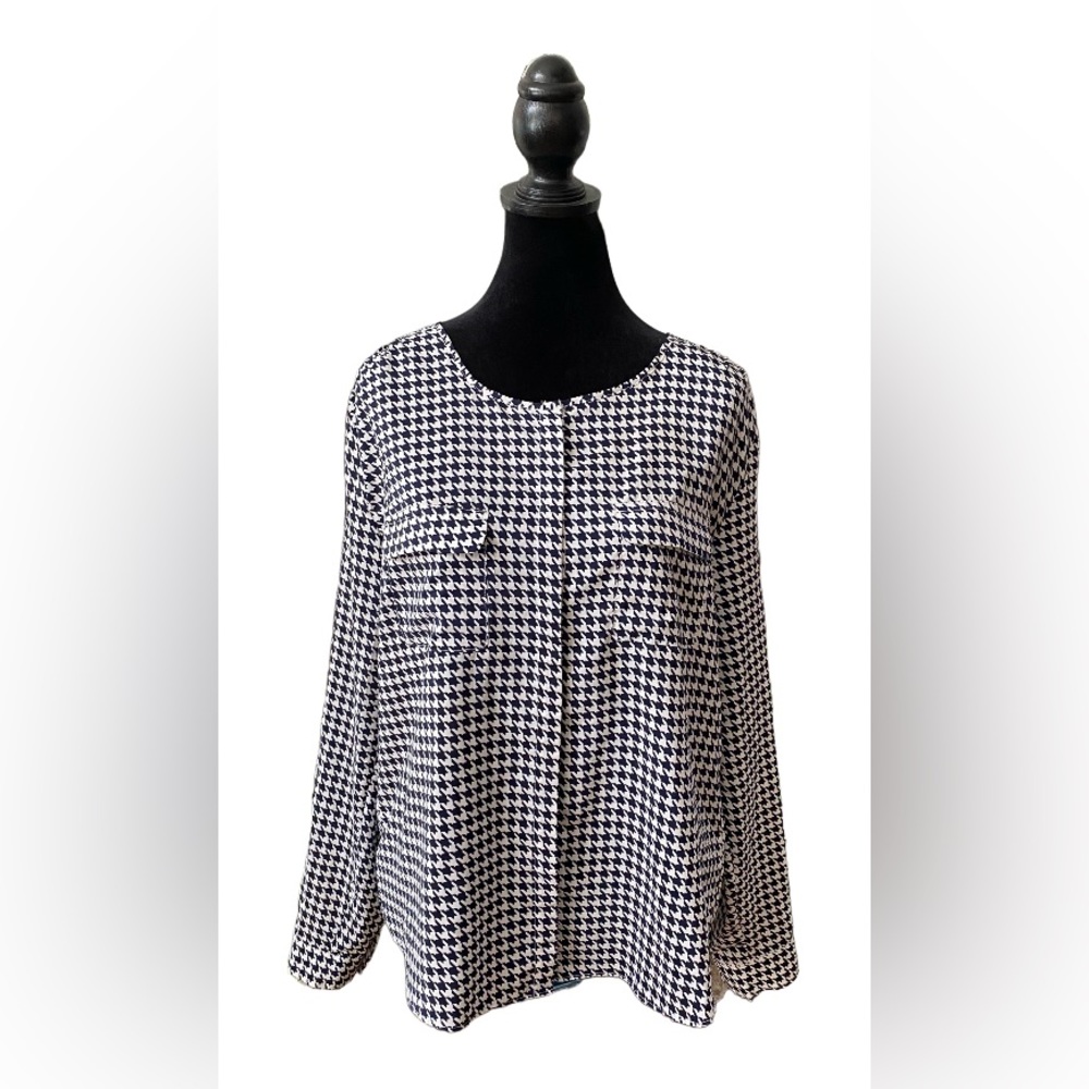 Gap: Houndstooth Navy Blue and White Button Down Shirt Blouse